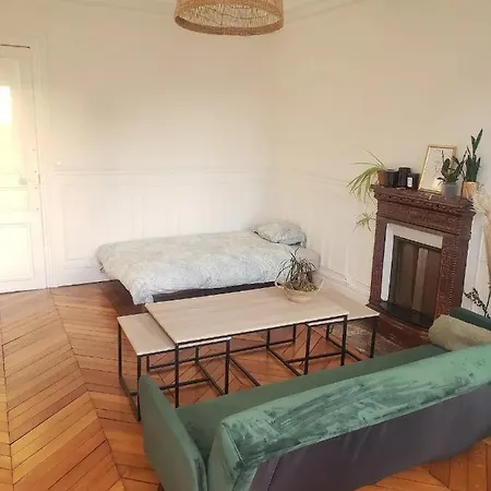 Apartment Charming Parisian Haven With Sunset Balcony